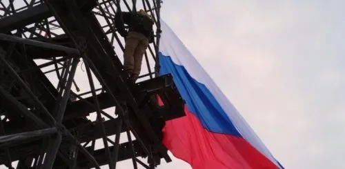 Уральских руферов 7 часов не могли снять с башни. В итоге они слезли сами