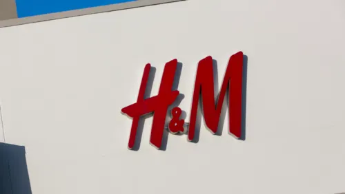 H&M жестко поплатилась за скандал с «самой крутой обезьянкой». Прибыль упала на 44%