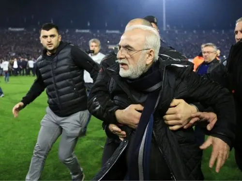 Русский владелец греческого ФК ПАОК сорвал матч, выбежав на поле с пистолетом