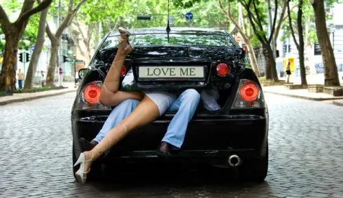 Самая тупая смерть недели: машина сбила пару, которая занималась сексом на трассе