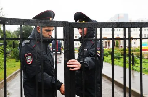 «Я хотел всех порезать». Напавшего на школу Артема Тагирова допросили следователи