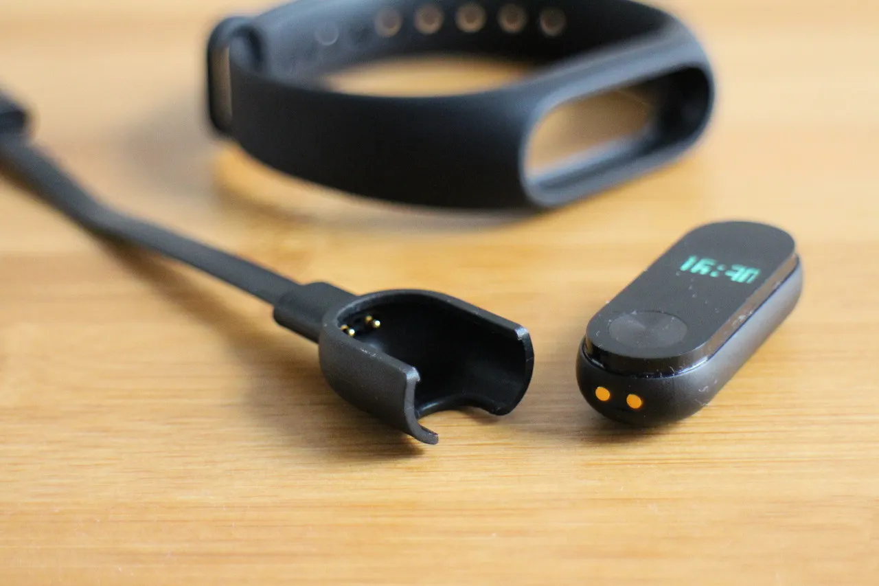 Вам не нужен Xiaomi Mi Band. Это генератор случайных чисел, а не фитнес-трекер с пульсометром