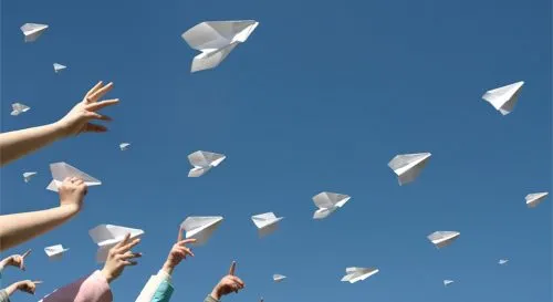 Москвичи будут кидать бумажные самолетики у здания ФСБ. В поддержку Telegram