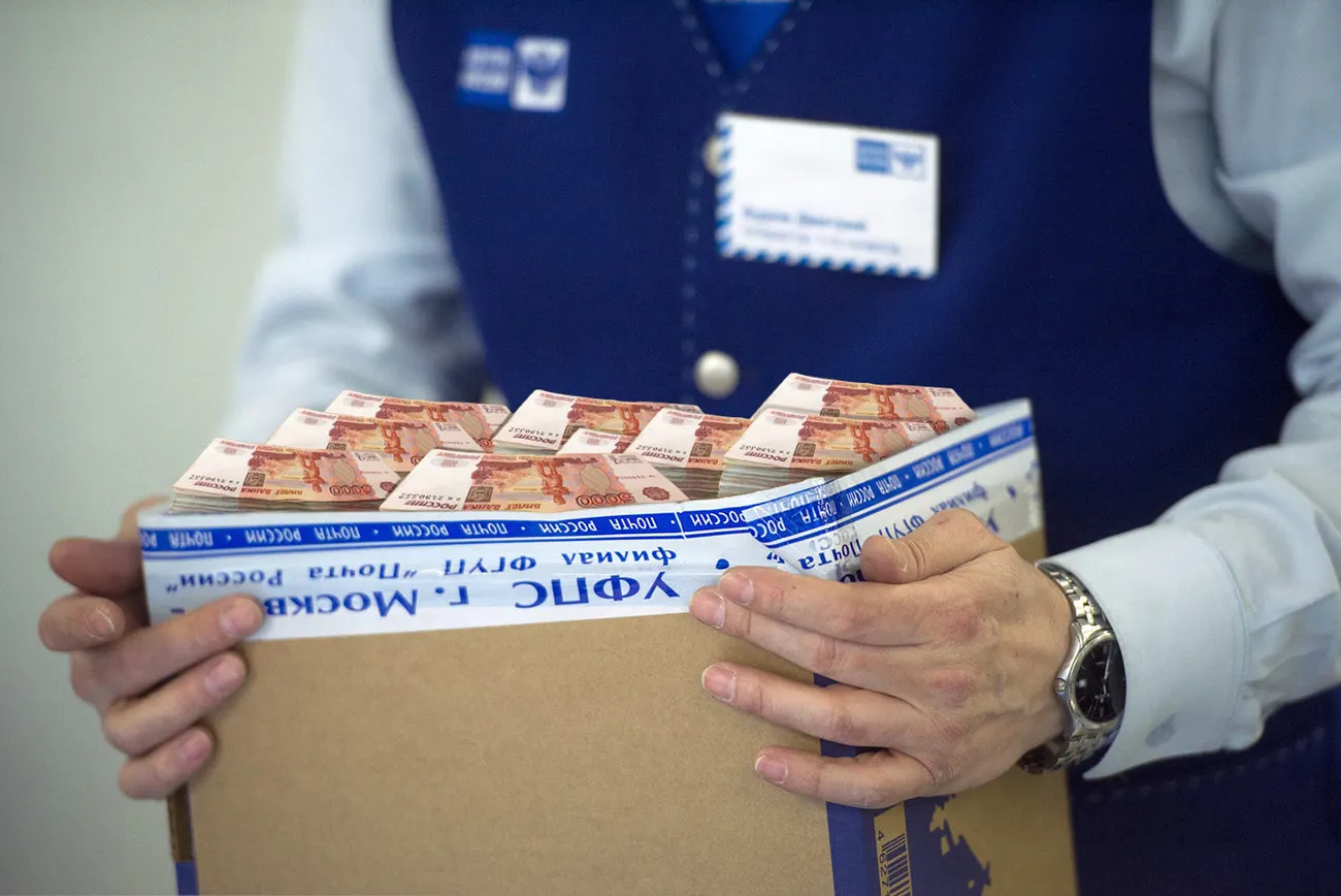 Работники Почты России в Петербурге оформили кредиты на пенсионеров и забрали их деньги
