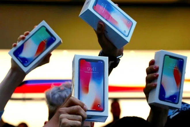 Samsung делала дешевый аналог Galaxy S9, а на выходе получился клон iPhone X