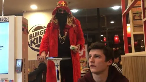 Москвич зачитал рэп в Burger King. За это его избил охранник [видео]
