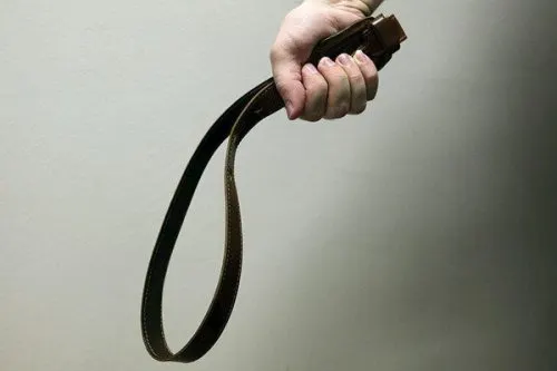 «Пусть орет!» Отец пнул по спине двухлетнего сына – самое мерзкое видео выходных