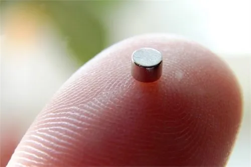 Пятерых студентов пришлось оперировать из-за застрявшего в ухе микронаушника