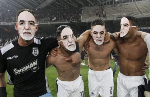 Фанаты ПАОКа надели маски русского бизнесмена Саввиди, выбежавшего с пистолетом во время футбола