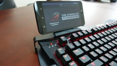 У ASUS выйдет игровой смартфон. Возможно, с гениальным экраном