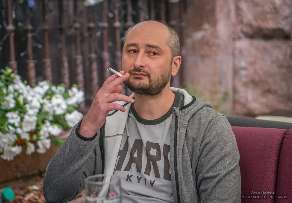 Утром журналист Бабченко рассказал, как чудом выжил, а вечером его убили. Тут – все подробности и реакция