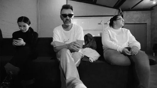 «Канонический питерский интеллигентище». Фильм про Шнура – просто огонь, скорее включайте