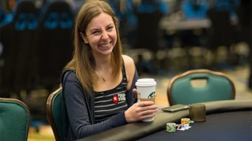 Женщина начала играть в покер, чтобы написать о нем книгу. Теперь выносит всех на турнирах и зашибает кэш