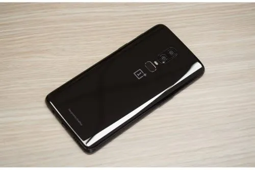 В OnePlus объяснили, почему в OnePlus 6 нет беспроводной зарядки. И это гениально