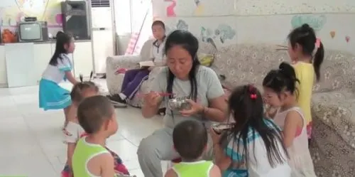 Мать-героиню, усыновившую 118 детей, посадят. Как так вышло?