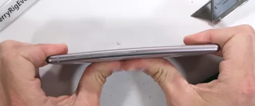 Теперь ясно, почему Sony Xperia XZ2 Premium такой жирный. Его не сломать!