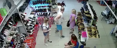 Мужчина дал продавщице леща, защищая права потребителя. Удар получился хлестким и попал на камеру