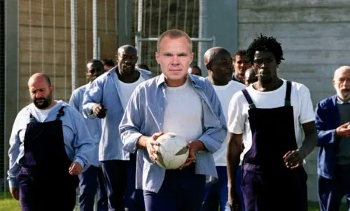 Игрок «Зенита», больше всех похожий на зэка, поиграл в футбол с зэками