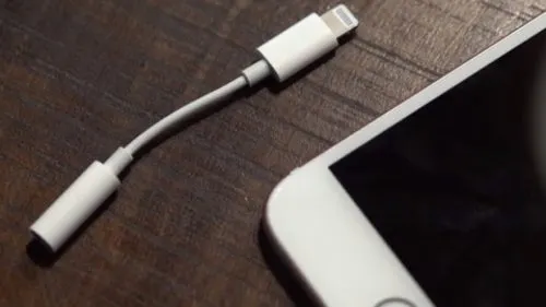 Apple уберет переходник для наушников из комплекта iPhone. Потому что экономит