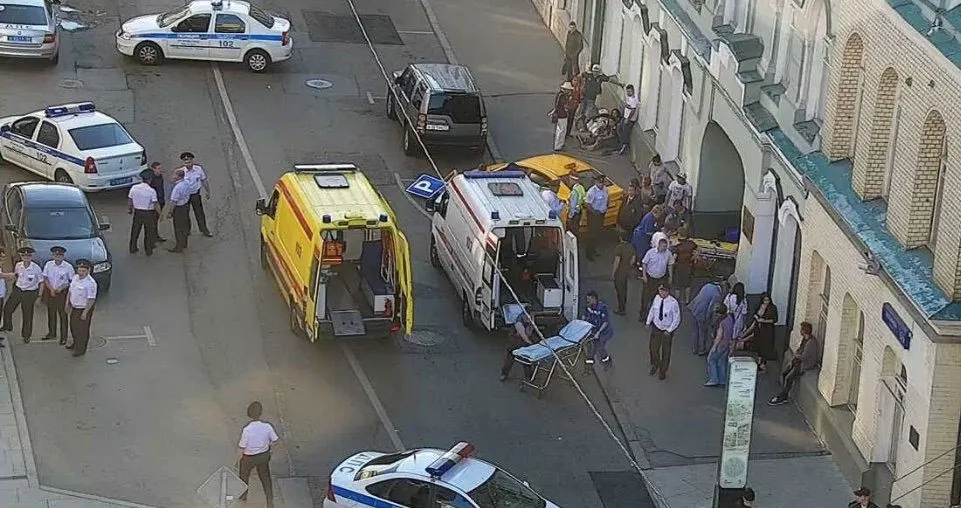 В Москве таксист въехал в толпу фанатов. Это не теракт, он просто безрукий бездарь