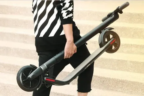 Данила Поперечный чуть не разбился на самокате Xiaomi и купил Ninebot. Чем он круче?