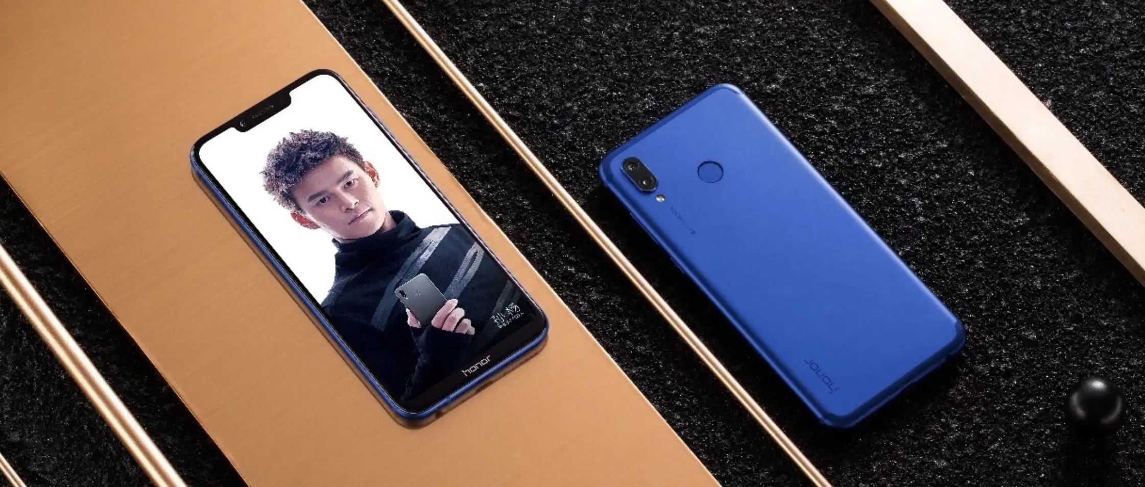 Huawei Honor Play – главный конкурент Xiaomi Mi8 SE. Кажется, он даже круче