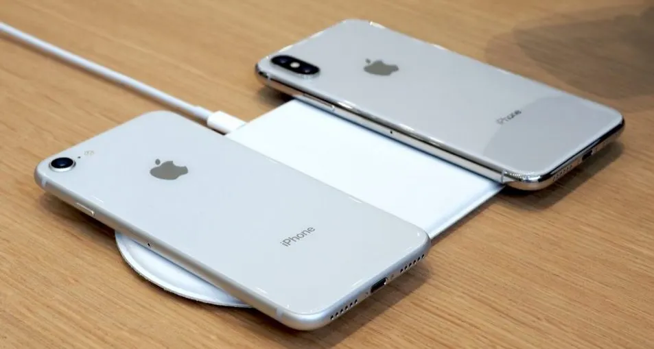 iPhone X мог выйти без разъема Lightning и вообще без дырок. Но Apple испугалась инноваций