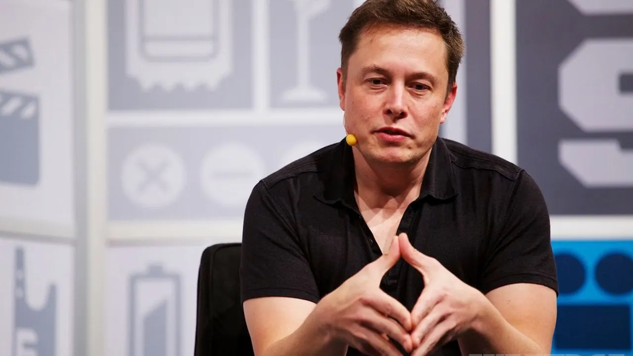 SpaceX снова перенесла туристические полеты вокруг Луны. Илон Маск даже слабее, чем Мавроди