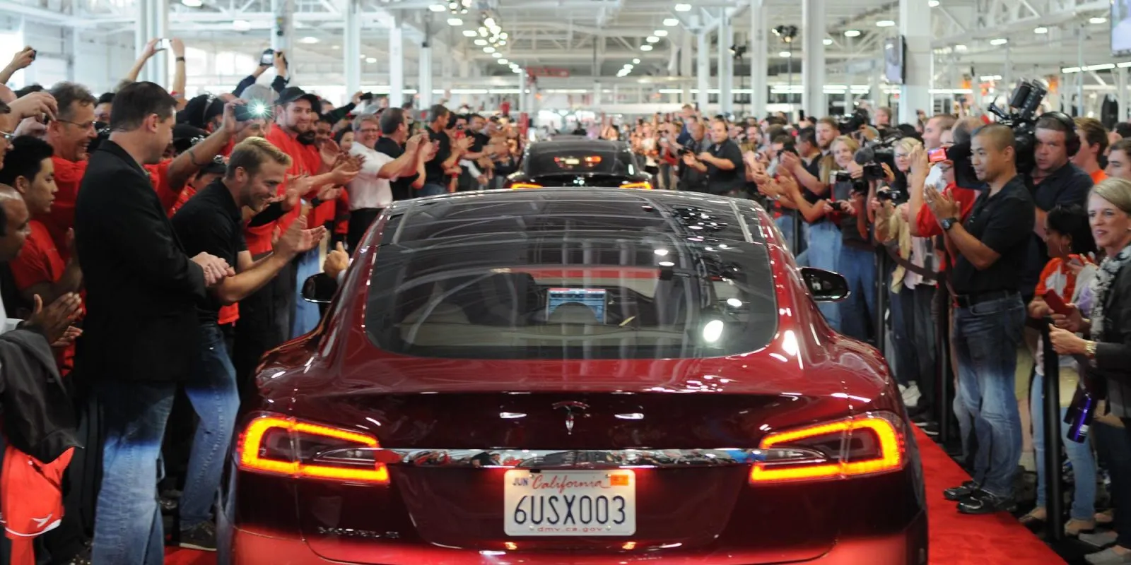 Илон Маск эксплуатирует людей, как рабов. Сокращения в Tesla – безумие