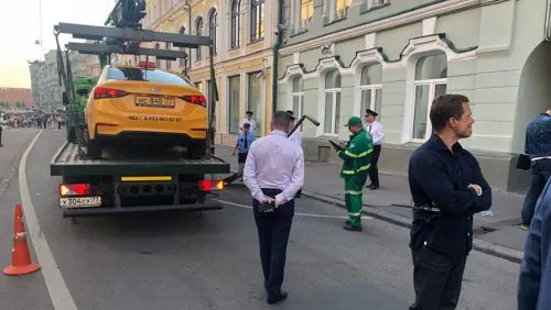 Тут – видео с таксистом, который наехал на толпу. Вероятно, парень забыл про руль