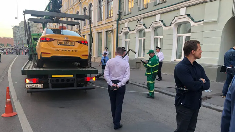 Тут – видео с таксистом, который наехал на толпу. Вероятно, парень забыл про руль