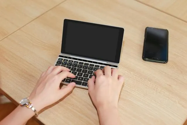 Сексуальный и компактный мини-ноутбук – уже в продаже. Он мощный, как MacBook, но стоит в два раза дешевле