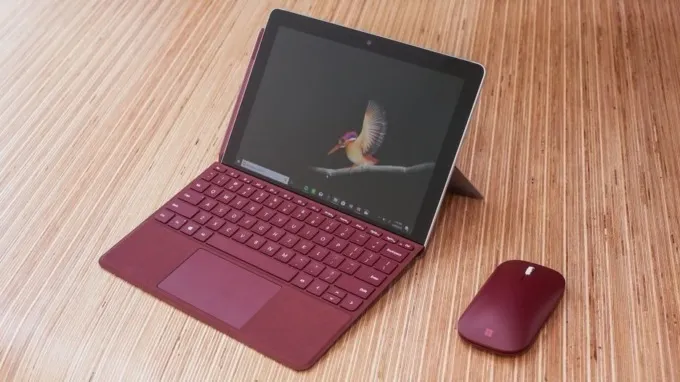 Microsoft выпустила недорогой планшет Surface Go. Формально он конкурирует с iPad, по факту – нет