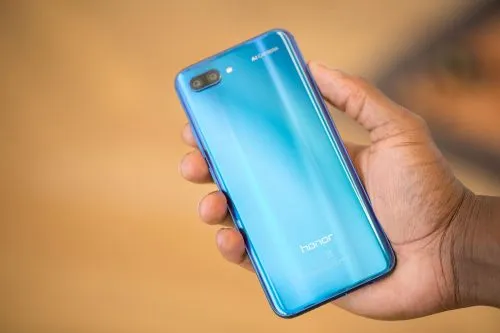 Huawei Honor 10 рекламируют вообще везде. Тут – 9 его главных минусов