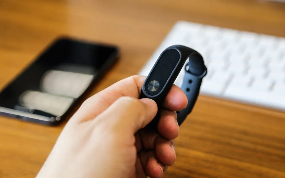 Xiaomi Mi Band 2 теперь будет у каждого бомжа. Браслет люто подешевел