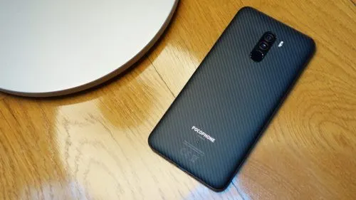 Xiaomi выставила PocoPhone F1 с огромной скидкой. Покупатели обрушили сайт