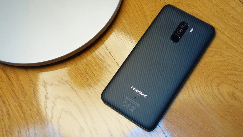 Xiaomi выставила PocoPhone F1 с огромной скидкой. Покупатели обрушили сайт