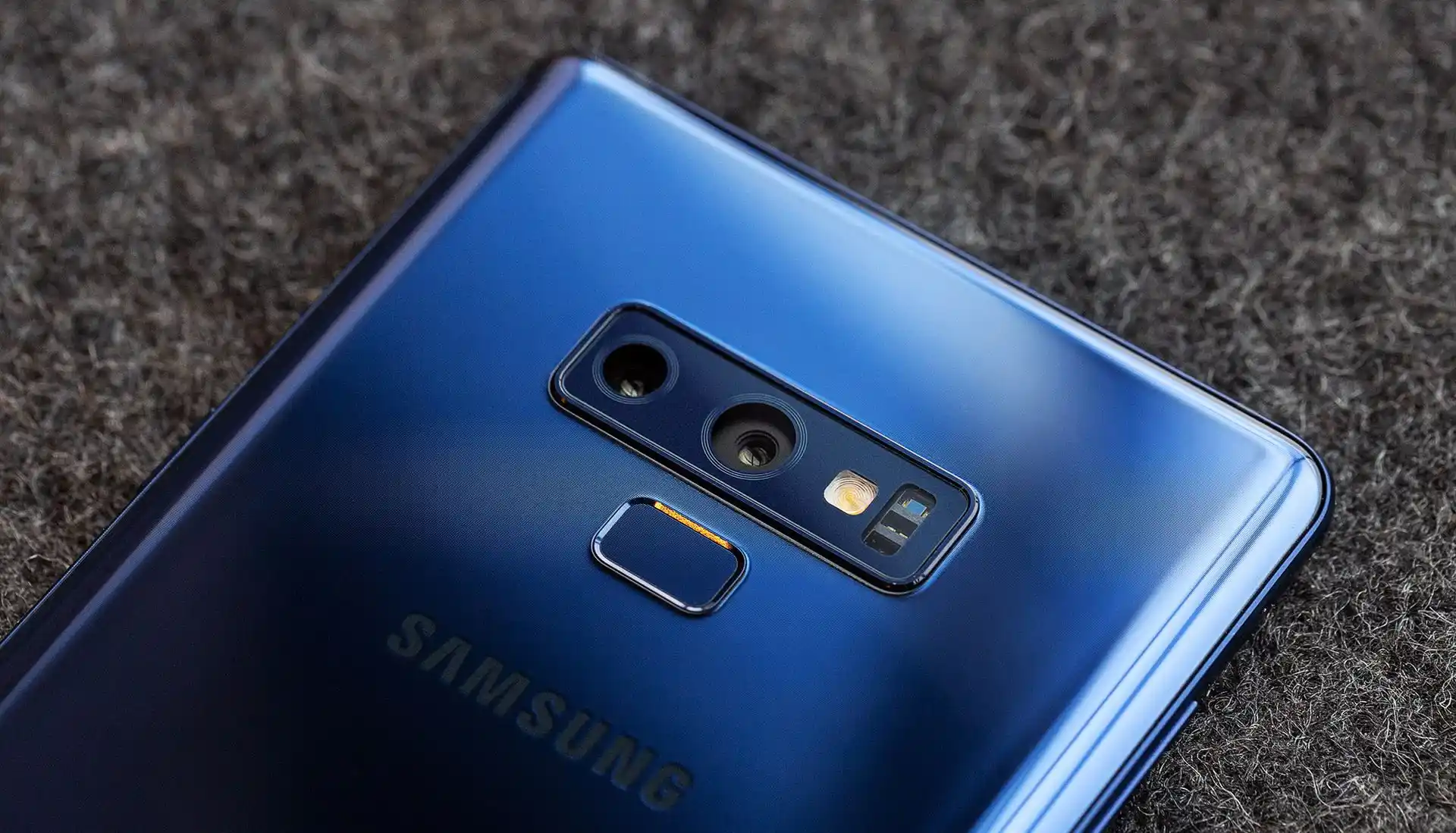 Samsung презентовала флагман Galaxy Note9. Внутри – много сочных фото и русская цена