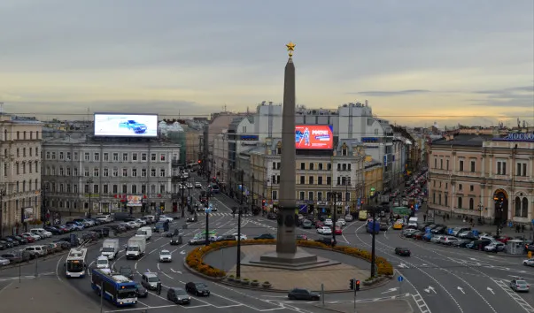 «На Android и на iPhone». Как в Петербурге продают кабели возле метро