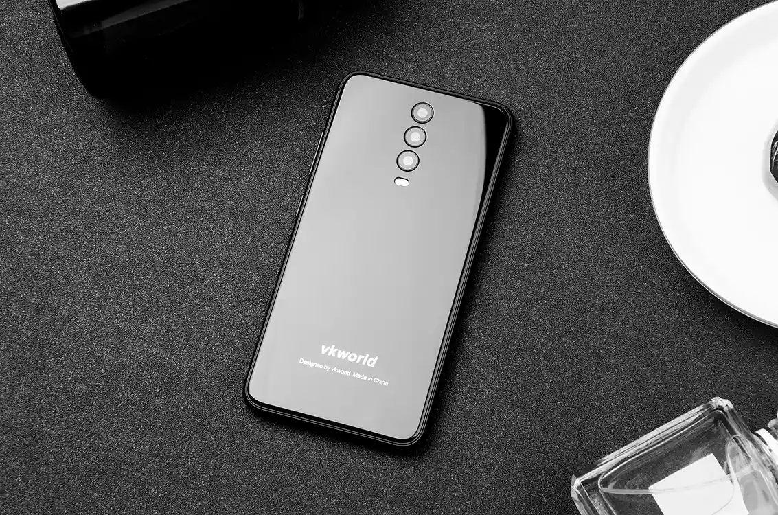 В Китае сделали самый прокачанный смартфон за 10 тысяч рублей. Там тройная камера и беспроводная зарядка