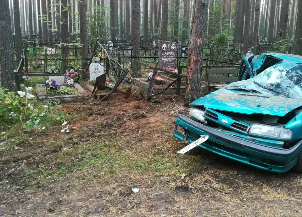 Приехала по адресу. Пьяная девушка протаранила кладбище на машине