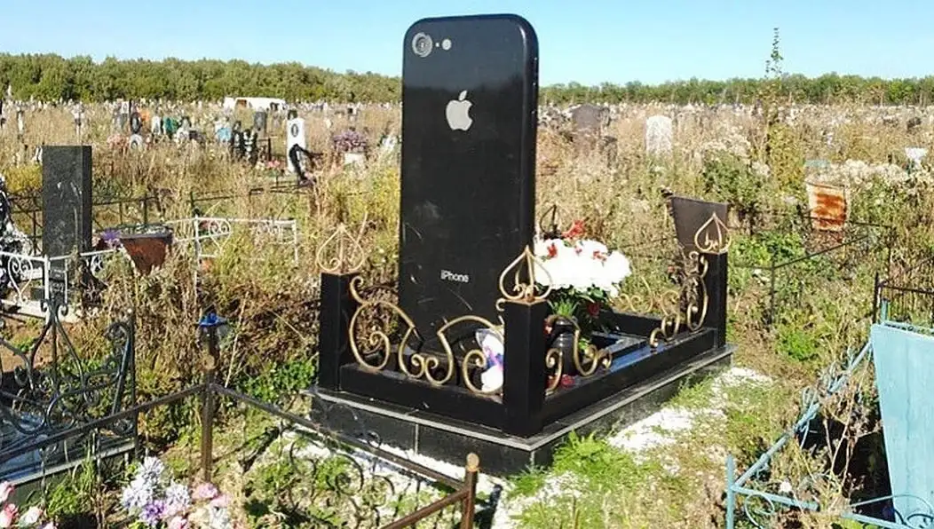 Девушке поставили памятник в виде iPhone. Почему это нормально