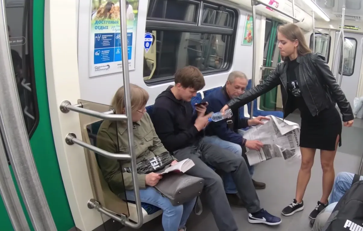 Феминистки портят одежду мужчинам, которые раздвигают ноги в метро. Это борьба с мэнспредингом