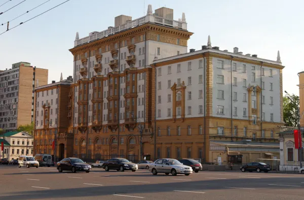 В России почти невозможно получить американскую визу. Как ее сделать в Европе?
