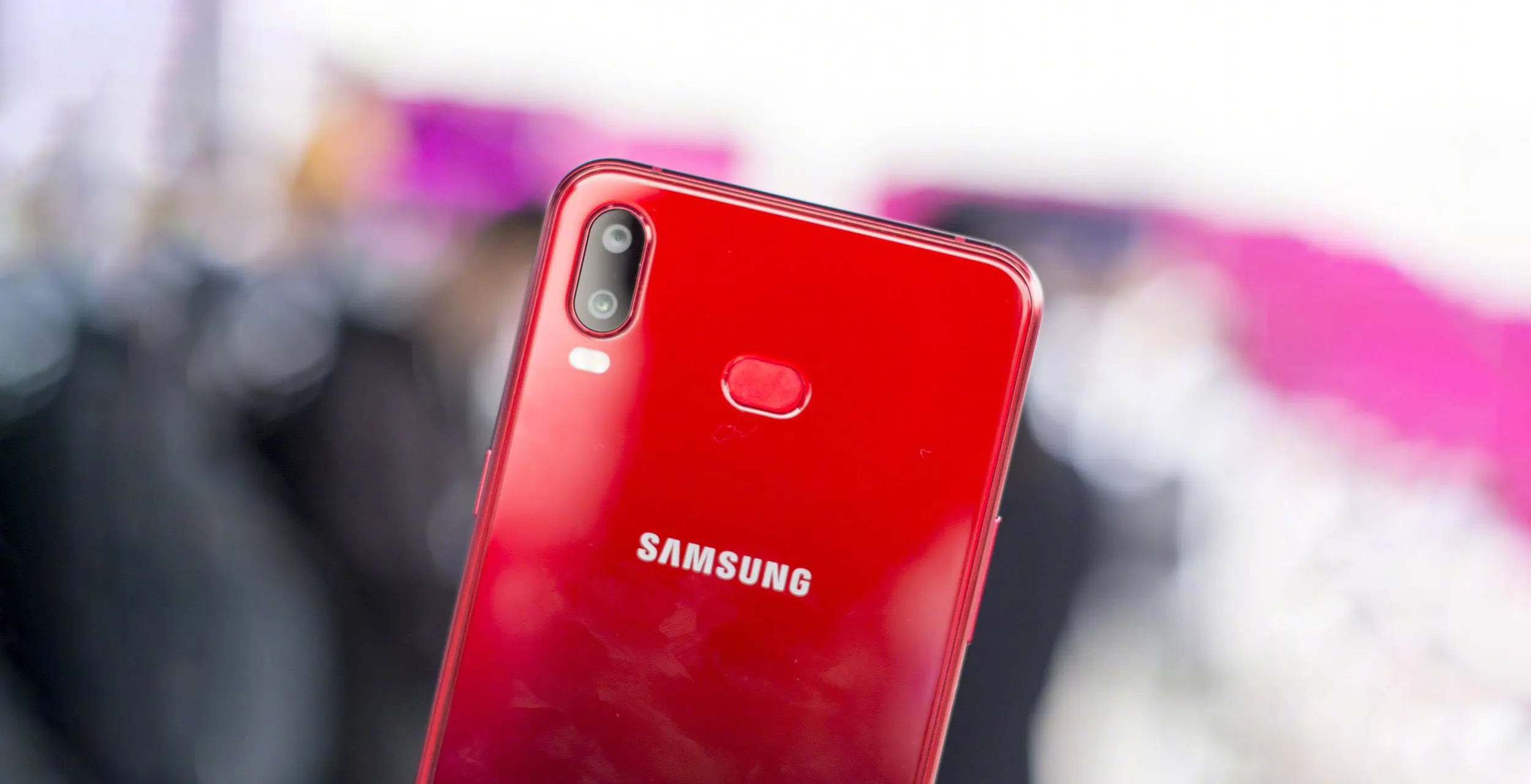 Samsung сделала смартфон с помощью Xiaomi. Получилось красиво и дешево