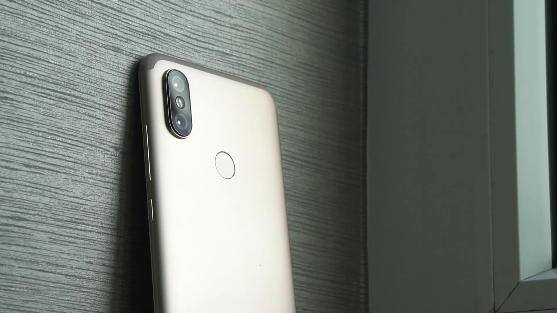 Сканер отпечатка в Xiaomi Mi A2 убивает аккумулятор смартфона. Это смешно!