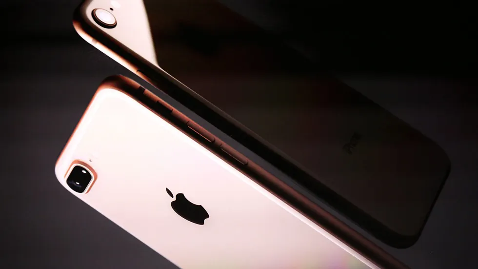 Почему менять аккумулятор iPhone выгоднее в официальном сервисе, а не в подвале