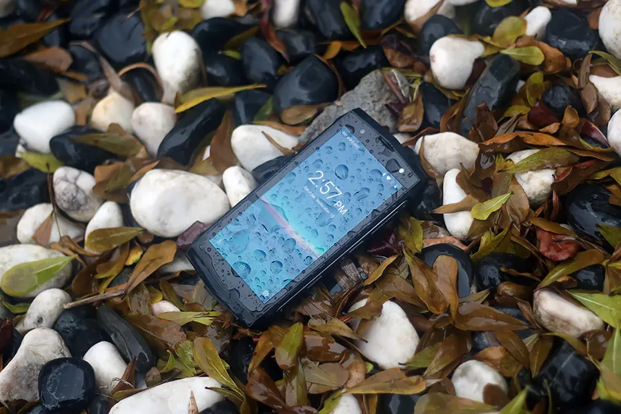 В Китае выпустили смартфон за 7 тысяч, который можно ронять на асфальт. А еще там есть NFC и сканер лица