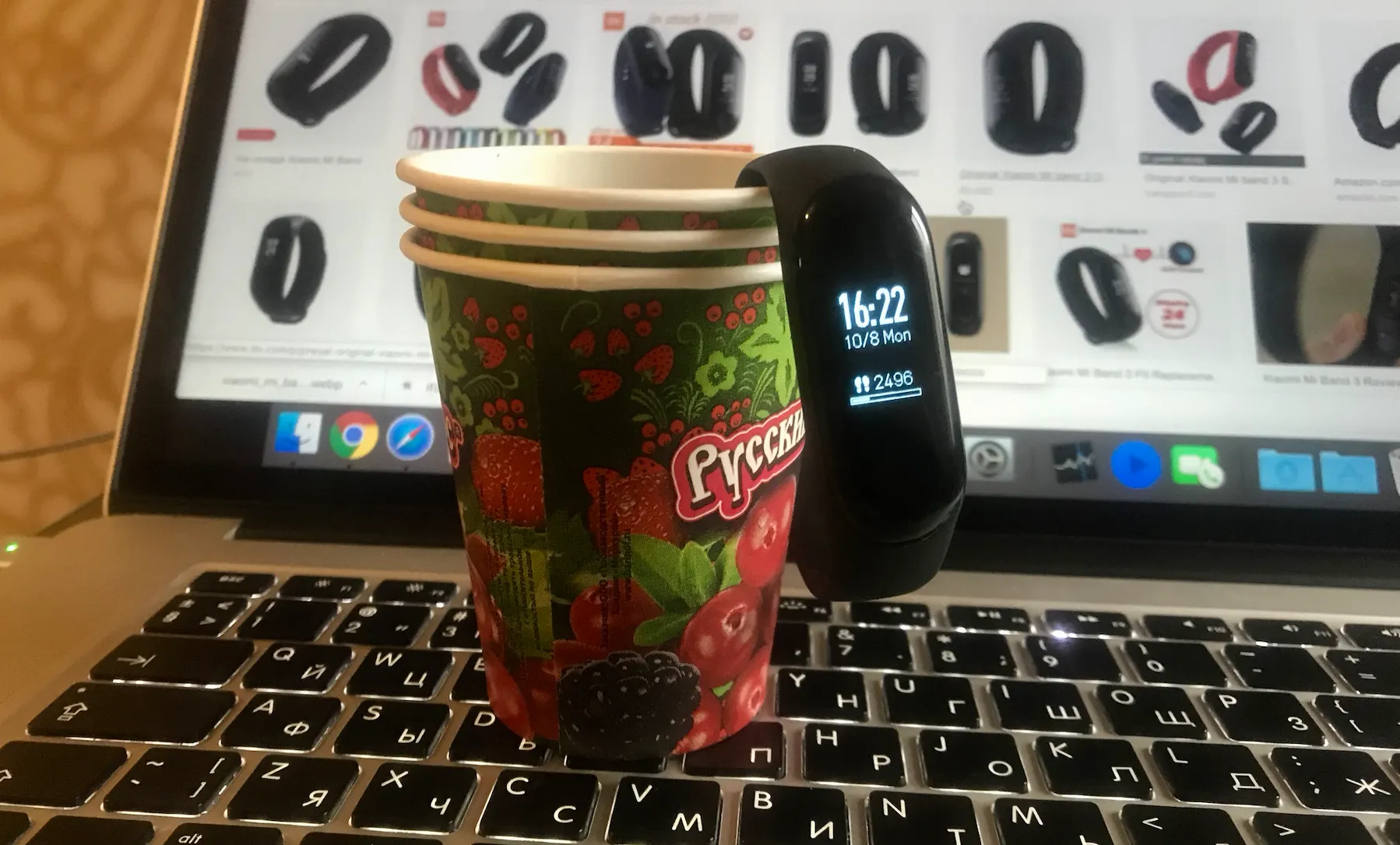 Xiaomi Mi Band 3 считает пульс у туалетной бумаги и стаканов