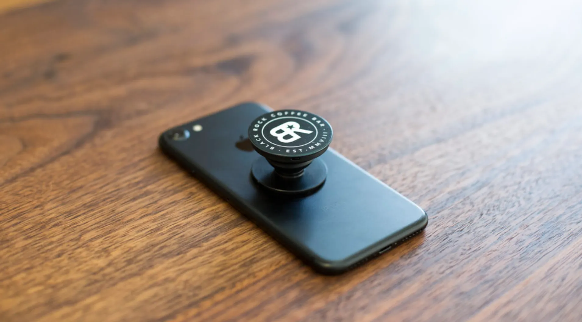 Зачем нужны попсокеты для iPhone. Лучшее объяснение от Артемия Лебедева